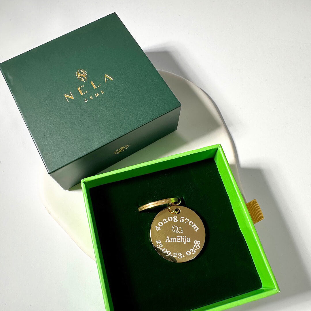 Atslēgu piekariņš ar personalizētu gravētu bērniņa dzimšanas medaljonu