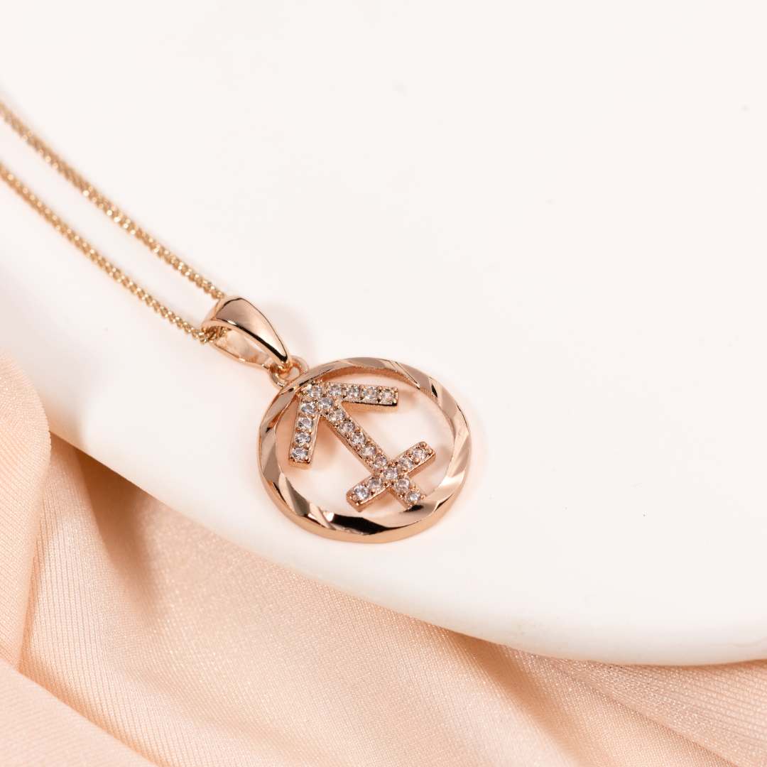 Rozā zelta horoskopa kaklarota ar strēlnieka zodiaka zīmi