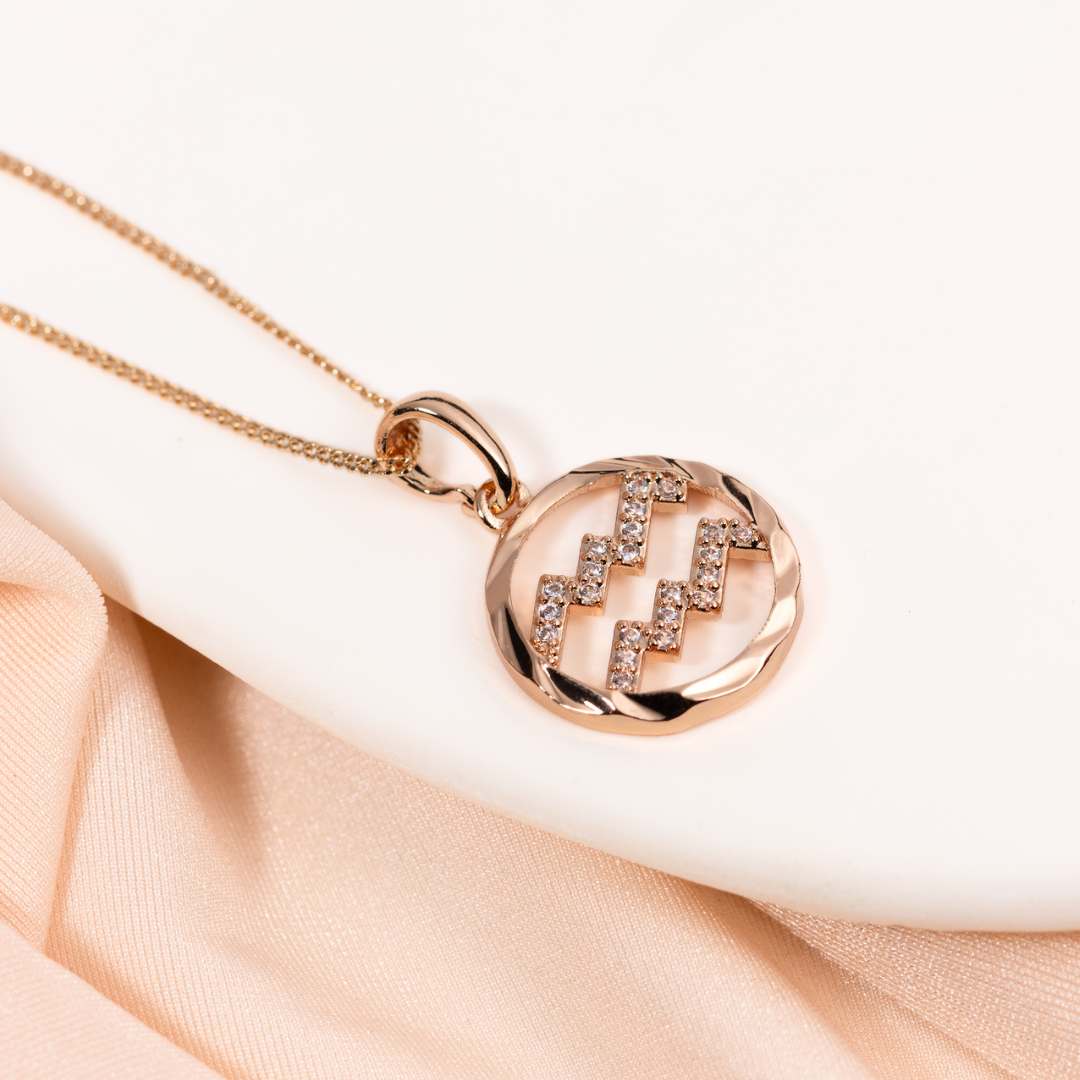 Rozā zelta horoskopa kaklarota ar ūdensvīra zodiaka zīmi