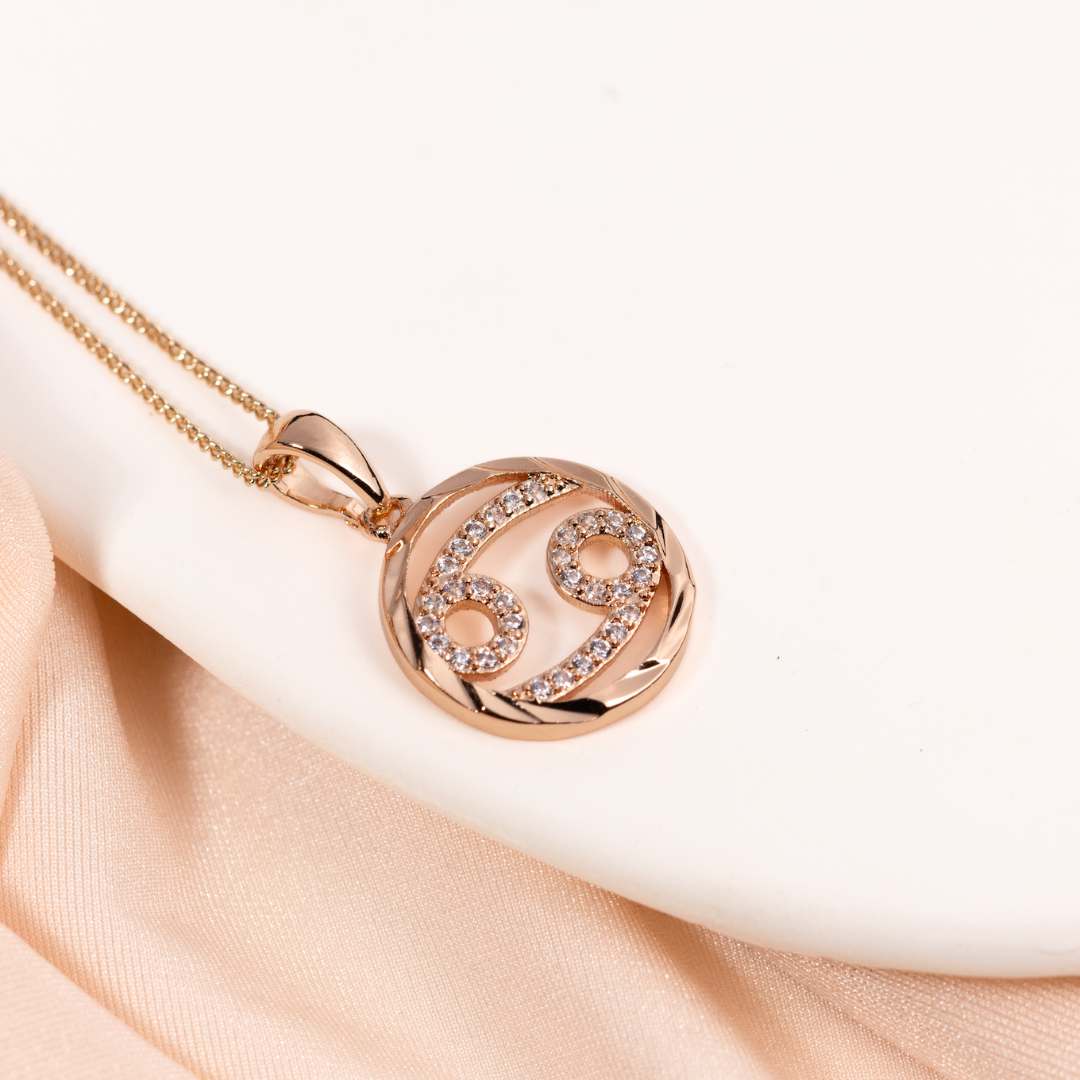 Rozā zelta horoskopa kaklarota ar vēža zodiaka zīmi