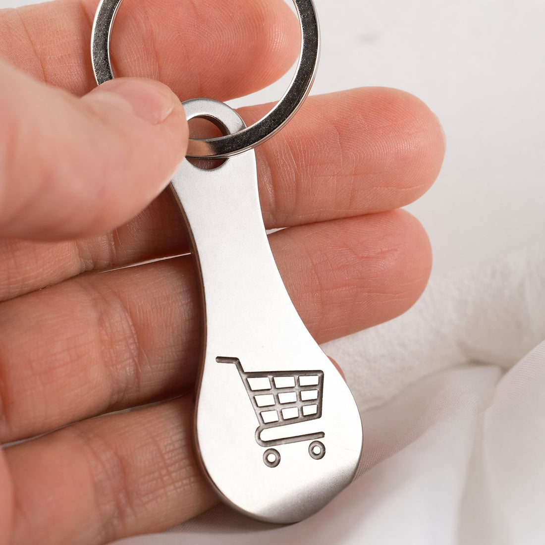 Atslēgu piekariņš iepirkuma ratiņiem