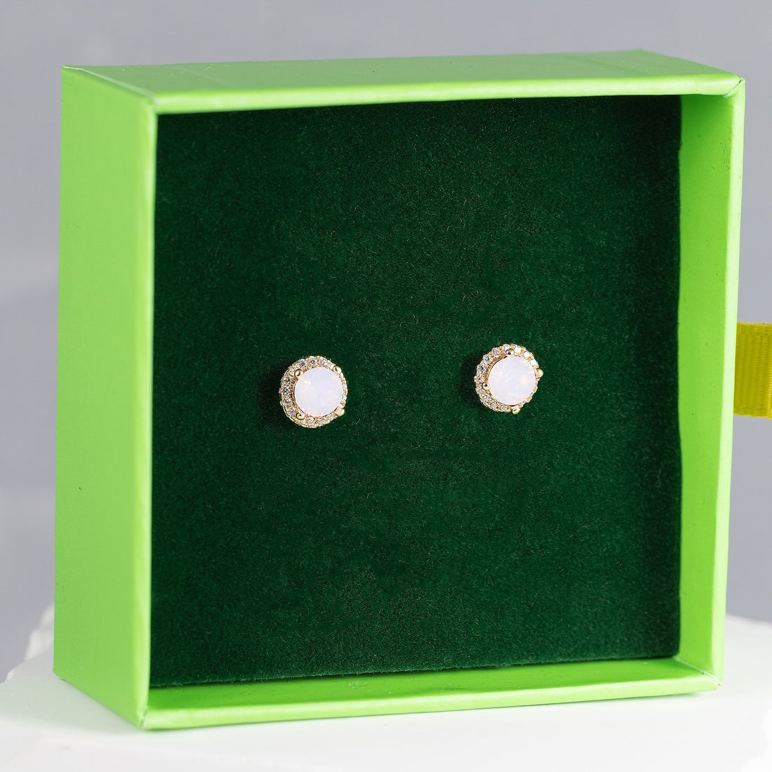 Antialerģiski apzeltīti nagliņauskari ar tumširozā kristāliem