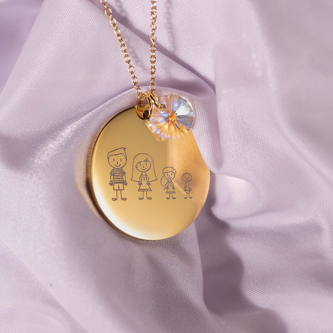 zelta kaklarota ar personalizētu gravētu ģimenes medaljonu ar rozā kristālu