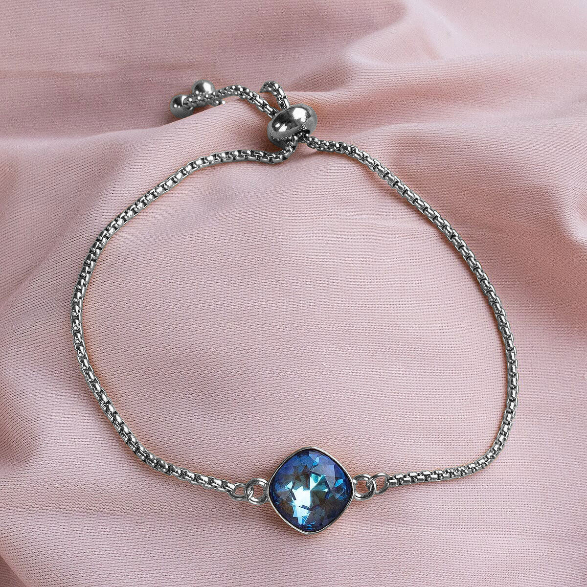 Sudraba Swarovski rokassprādze ar zilu kristālu